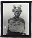 Sans titre [portrait d'une Malgache vue de face portant des bijoux et une…