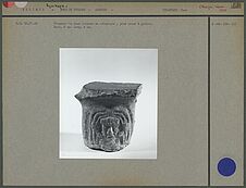 Fragment de vase tripode en céramique
