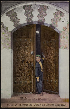 A la porte du Turbé du Prince Bayazed