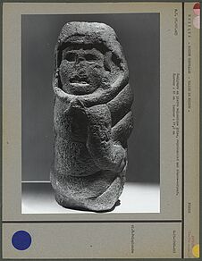 Sculpture en pierre volcanique grise, déesse-serpent
