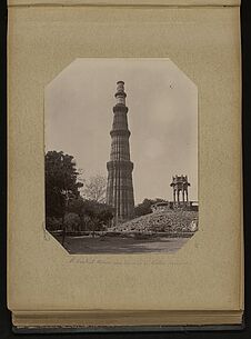 Le Koutoub-Minar aux environs de Delhi (minaret)