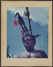 Sans titre [portrait d'un homme portant une coiffe faite de vannerie, de plumes…