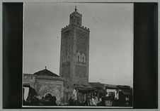 Marrakech [foule devant un bâtiment]