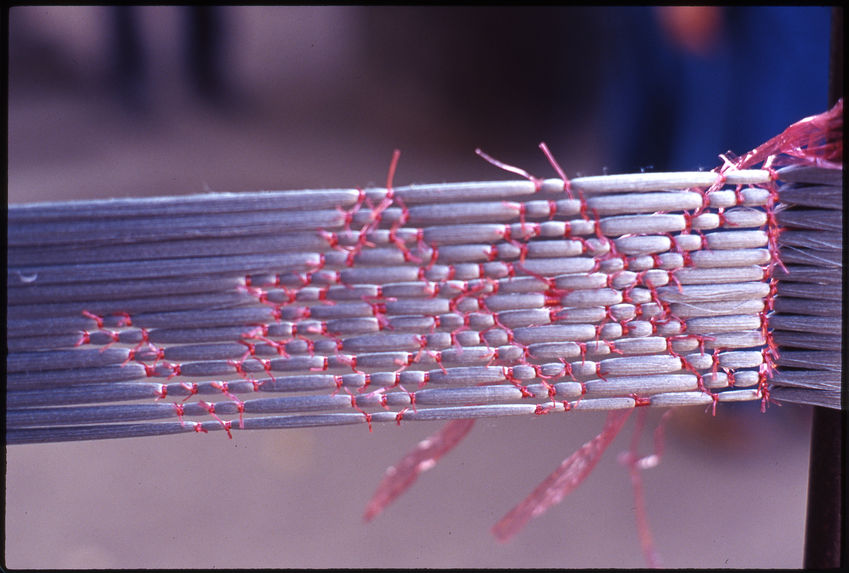 Technique de l'ikat. Ligatures des fils de trame pour la teinture
