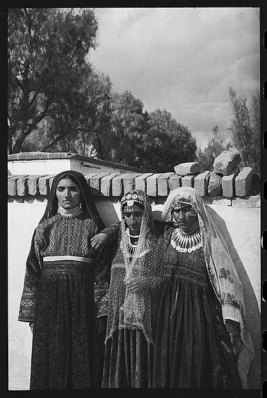 Sans titre [bande-film de six vues concernant une série de portraits de trois femmes iraniennes]