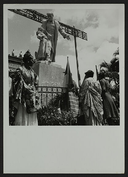 Fort de France, Victor Schoelcher [femmes devant une statue]