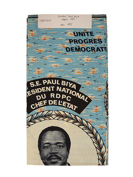 Coupon de pagne imprimé à l’occasion du Congrès extraordinaire du Rassemblement démocratique du peuple camerounais (RDPC) et de la réélection de Paul Biya (né en 1933, président  de la République du Cameroun depuis 1982)