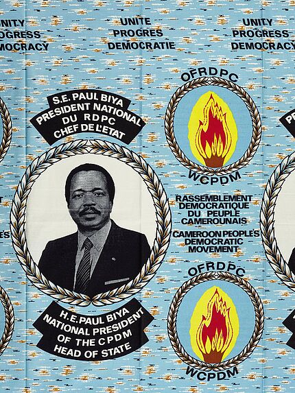 Coupon de pagne imprimé à l’occasion du Congrès extraordinaire du Rassemblement démocratique du peuple camerounais (RDPC) et de la réélection de Paul Biya (né en 1933, président  de la République du Cameroun depuis 1982)