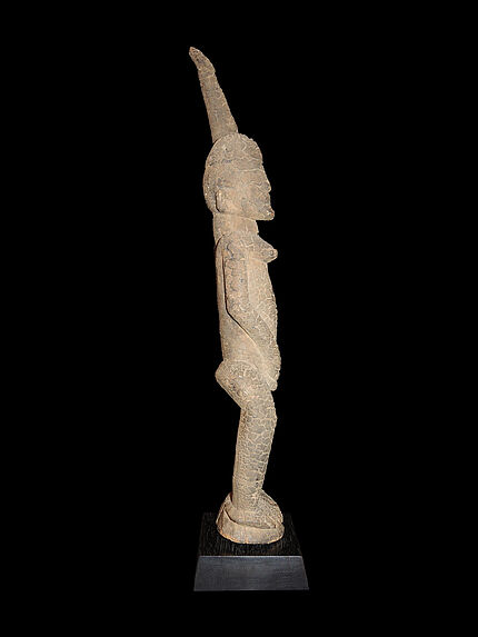 Statuette au bras levé