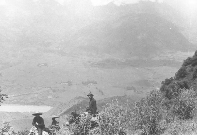 Vue prise de la rive gauche de la Salouen