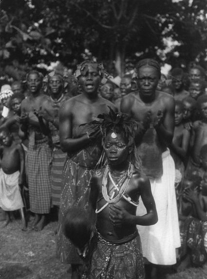 Danses guerrières par une fillette