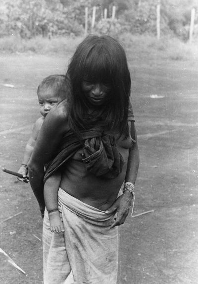 Femme et son enfant sur le dos