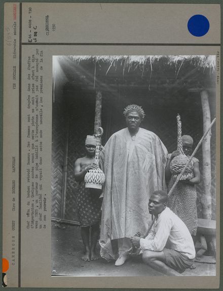 Chef vêtu du boubou rebrodé Bamoum