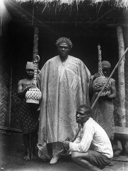 Chef vêtu du boubou rebrodé Bamoum