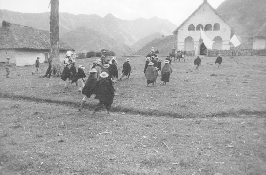 Arrivée de la mission devant l'église