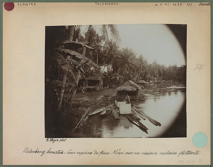 Fleuve Moesi avec une maison malaise flottante