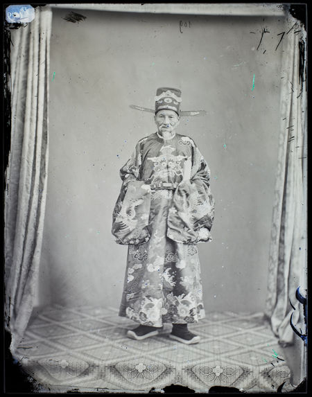 Phan Thong Gian. [Portrait de face d'un homme assis sur une chaise]