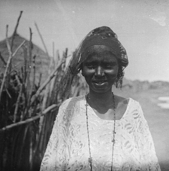 Femme portant un collier de clous de girofle