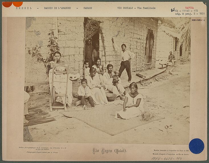 Famille Tapuya à la porte de sa maison