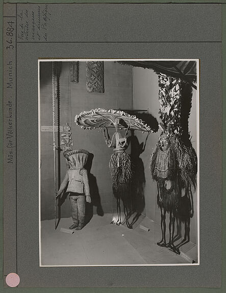 Vue de la vitrine des masques et armures du Pacifique