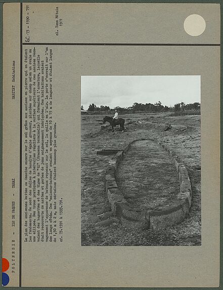 Le plan des anciennes huttes se dessine encore sur le sol grâce aux assises en pierre qui en étaient les fondements