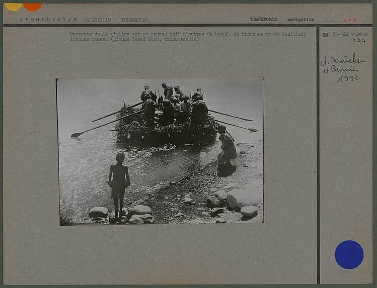 Descente de la rivière sur un radeau fait d'outres de bœuf, de branches et de feuilles ; longues rames