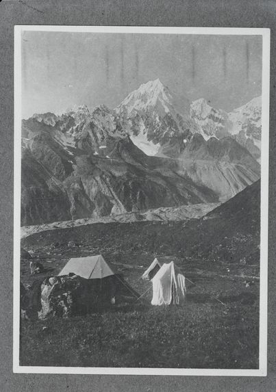 Camp de Madame David-Néel près les hauts pics du Kintchindjinga