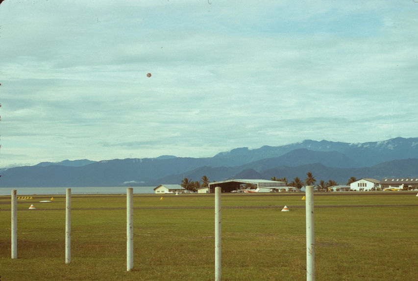 Nouvelle-Guinée. Lae. Aérodrome au fond. Golf Huon