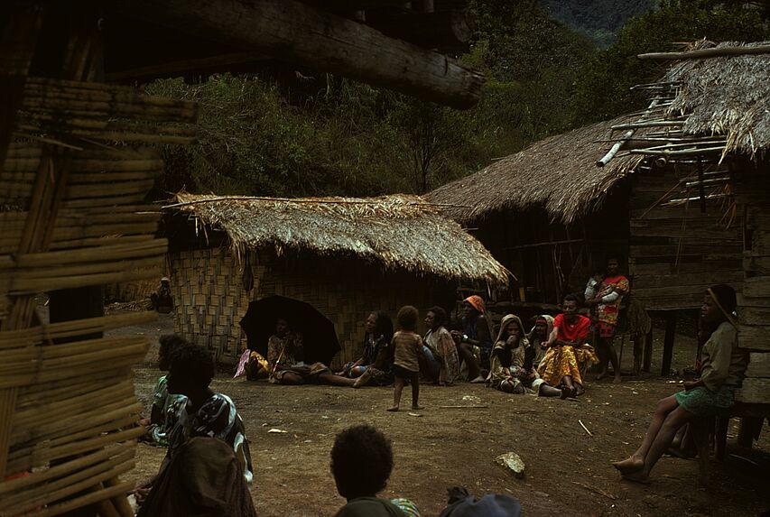 Buang. Villages, maisons. Tcheraio Nasigne