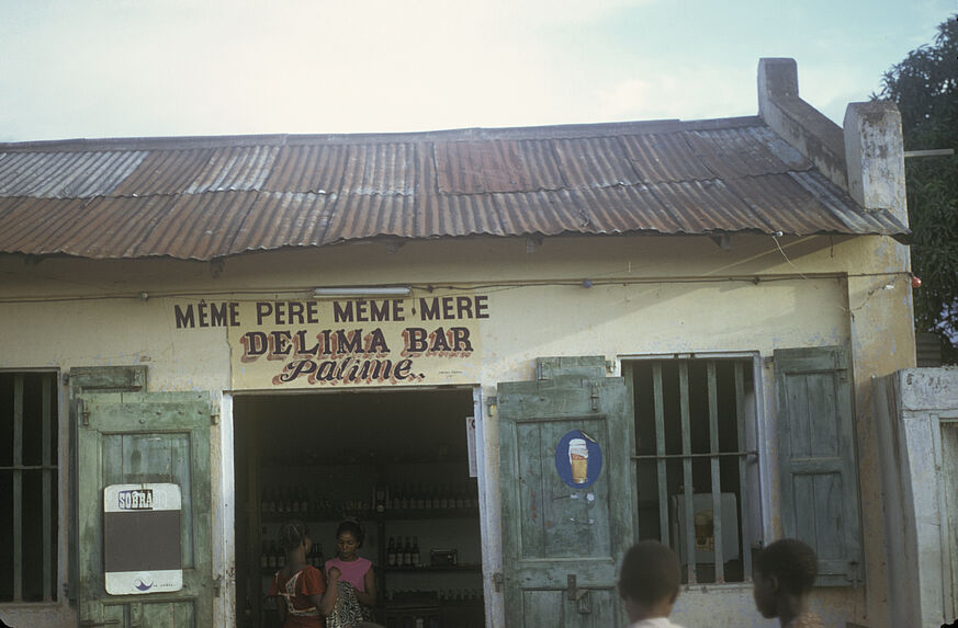 Sans titre [la façade d'un bar]