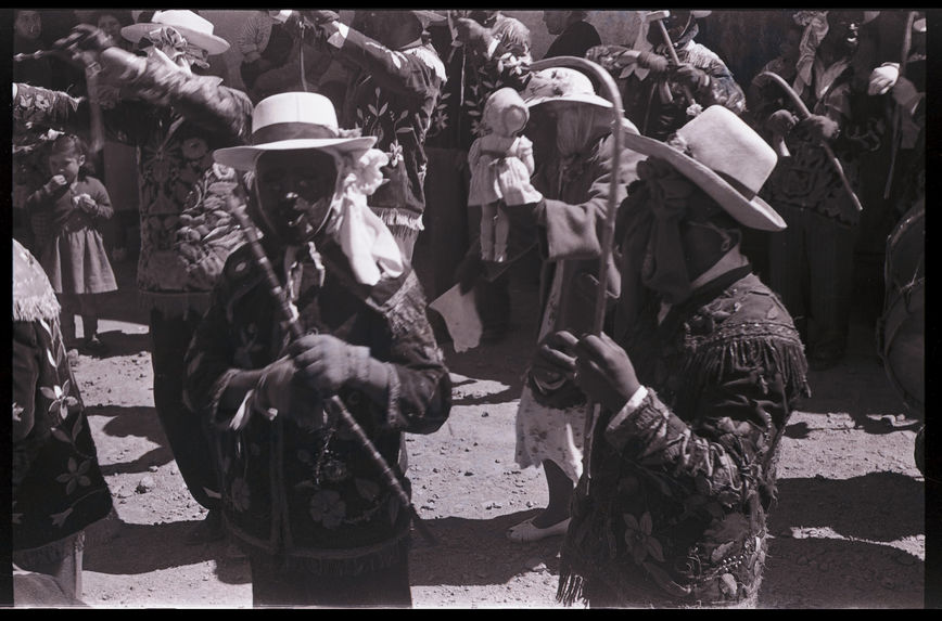 Bande-film de 6 vues concernant la route centrale. Voyage à Huanuco Tingo[?] Maria. Infermillo et danses masquées à Matucana? Corpus Cristi