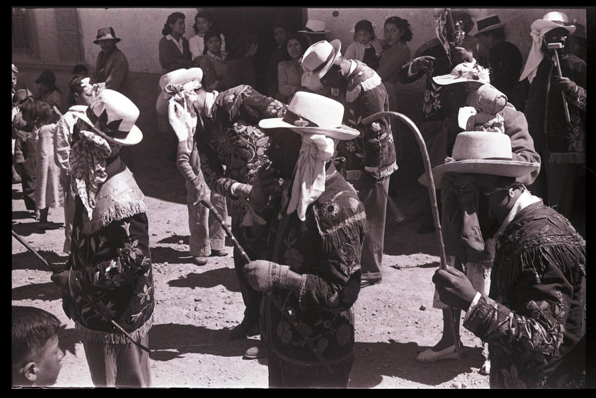Bande-film de 6 vues concernant la route centrale. Voyage à Huanuco Tingo[?] Maria. Infermillo et danses masquées à Matucana? Corpus Cristi