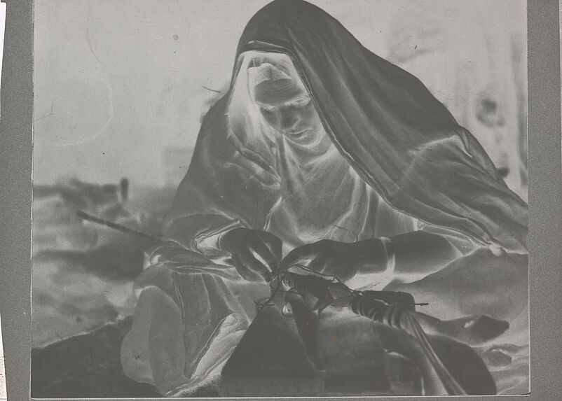 Delma, femme de l'Aménokhal, fabriquant une cravache. Campement Oued Tamanrasset