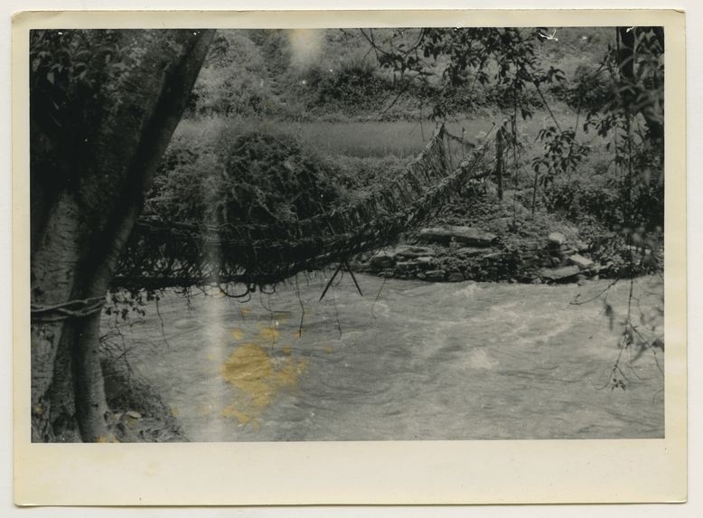 Pont de cordes et de lianes sur le torrent déversoir du lac de Tali