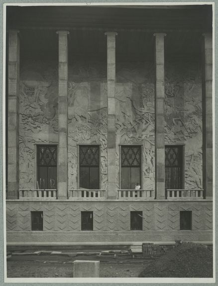 Sans titre [Alfred Janniot posant devant les bas-reliefs de la façade du musée des Colonies]