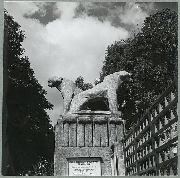 Paris. Porte Dorée. Deux lions à l'entrée du musée de la France d'Outre-Mer