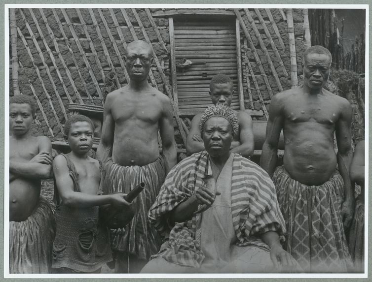 Chefferie de Bazïa Fotomenat. Chef Tenzangné et deux de ses trois conseillés