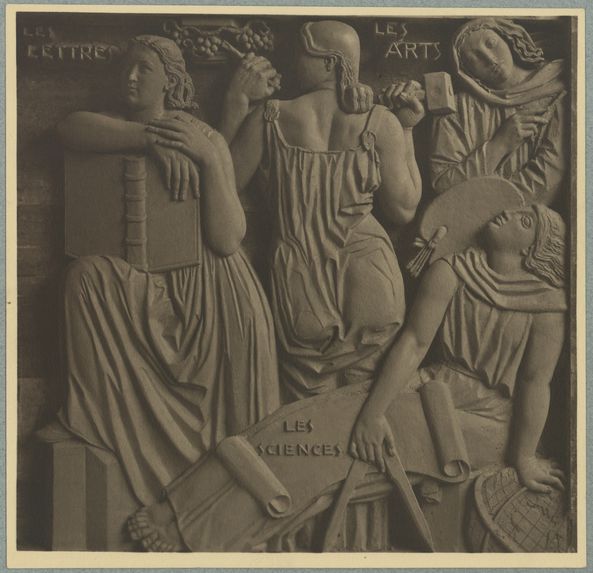 Sans titre [détail du bas-relief de la façade du Palais de la porte dorée : les lettres, les arts et les sciences]