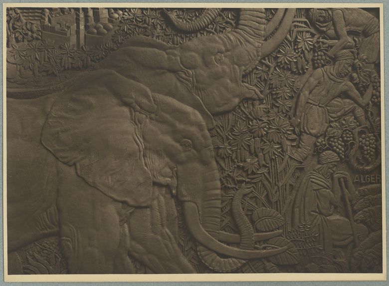 Sans titre [détail du bas-relief de la façade du Palais de la porte dorée : éléphants, vignerons et berger en Algérie]