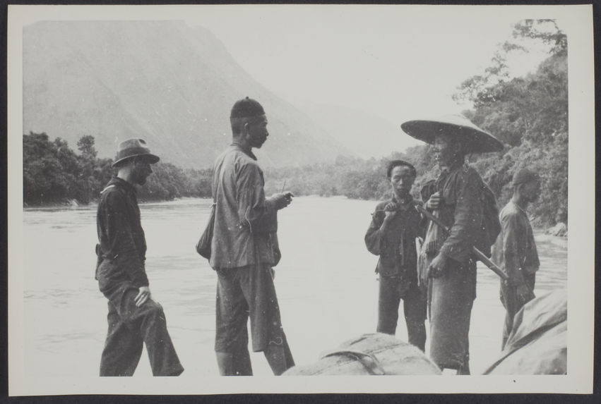 Sans titre [hommes au bord d'une rivière]