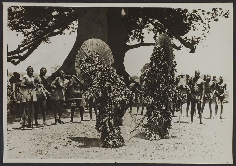Deux danseurs marka, costumés de feuilles, Safané, Dédougou, Haute-Volta