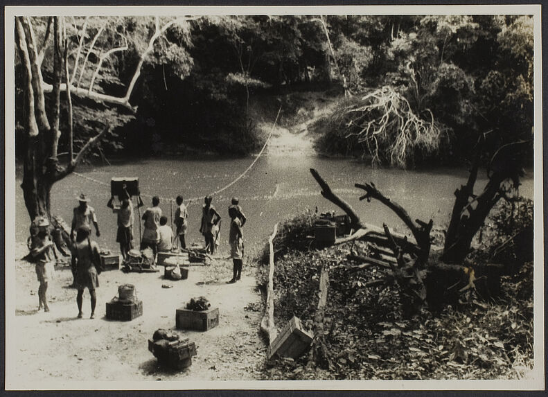 Mission IFAN Dekeyser-Holas au Libéria en 1948. [Porteurs au bord d'un cours d'eau]
