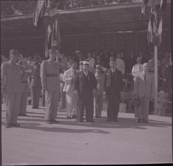 Revue pour le général de Gaulle. Généraux de Gaulle, Catuaux [?], Callet + cheikh Teyeddine [?]