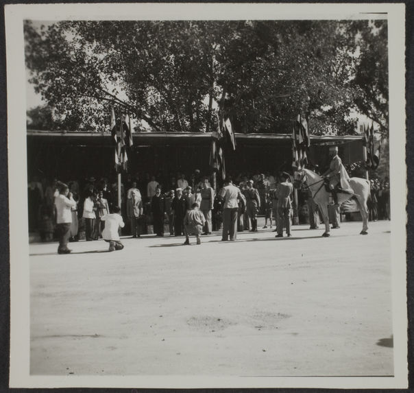 Revue pour le général De Gaulle. Généraux De Gaulle, Catuaux [?], Callet + Cheikh Teyeddine [?].