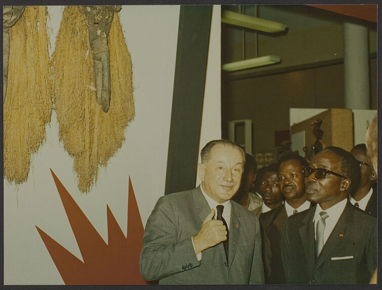 Sans titre [Visite de Léopold Sédar Senghor au musée de la Côte d'Ivoire à Abidjan, avec B. Holas]