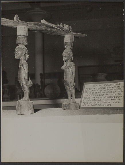 Sans titre [statuette en bois représentant un homme et une femme portant sur la tête une gisante].