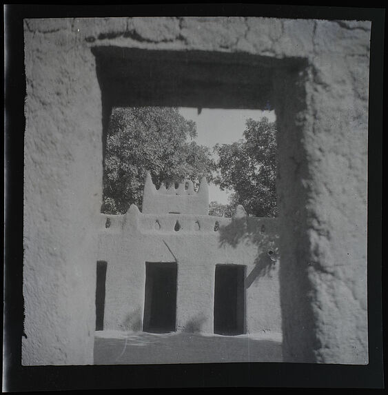 La mosquée, vue par l' embrasure de la porte de son jardin