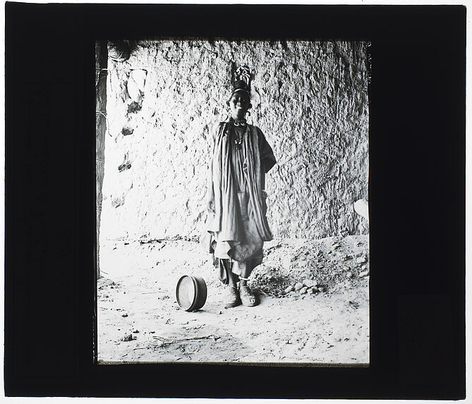 Tombouctou. Jeune métisse. [Portrait d'une femme en pied]