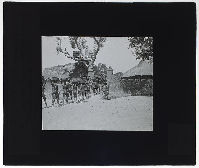 Femmes Sara Daï, faisant le ravitaillement en mil à Fort-Archambault