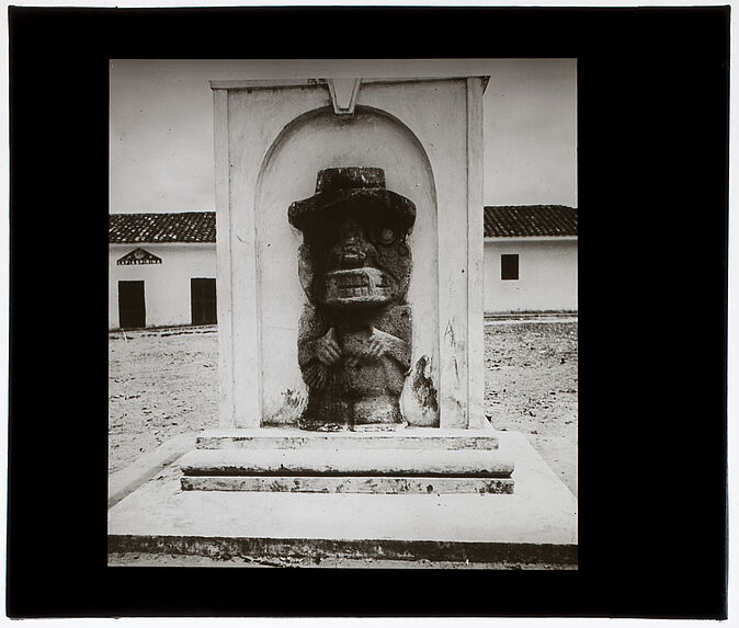 Place du village [statue anthropomorphe]